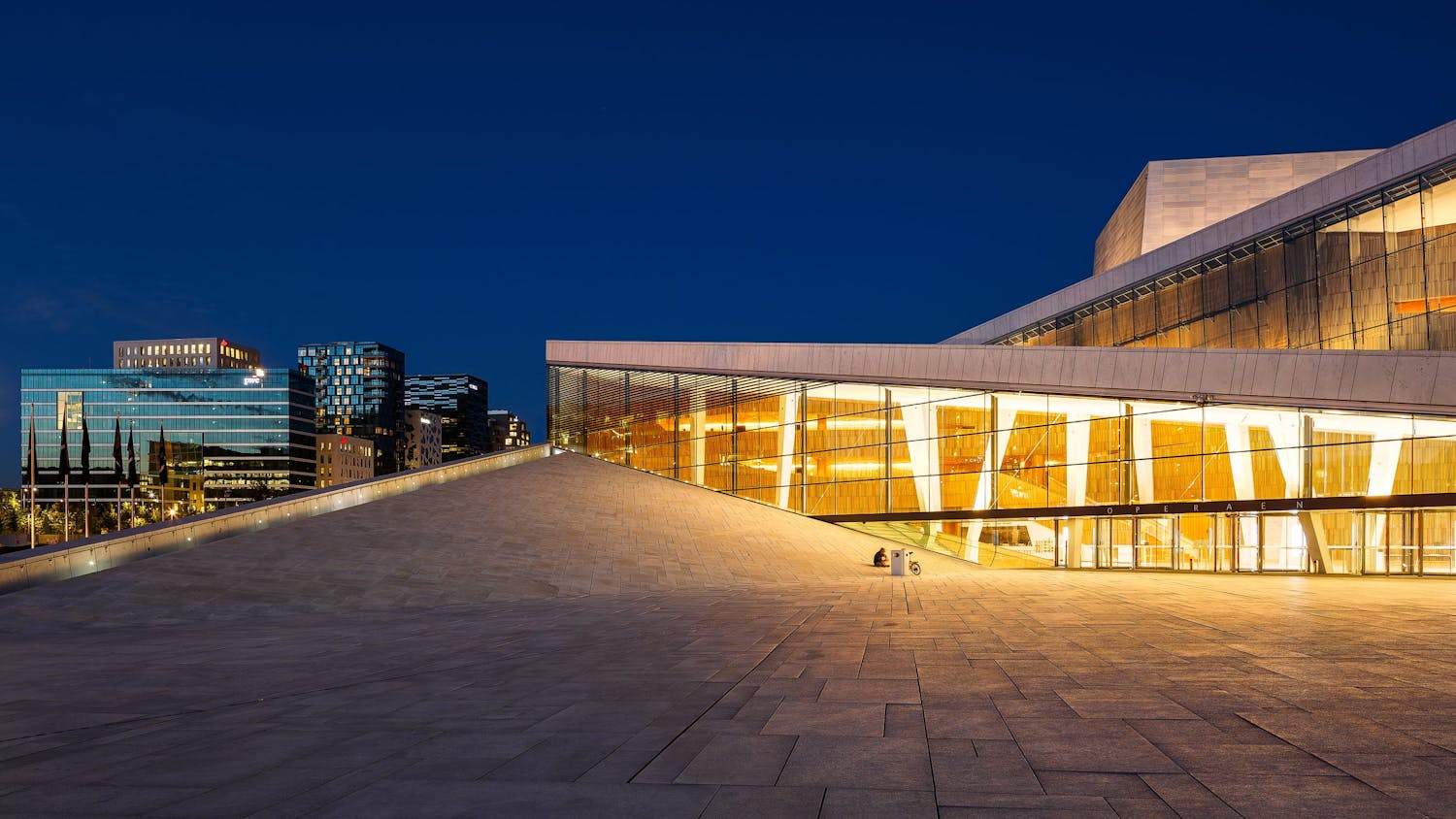 Billede af Operahuset i Oslo i den blå time